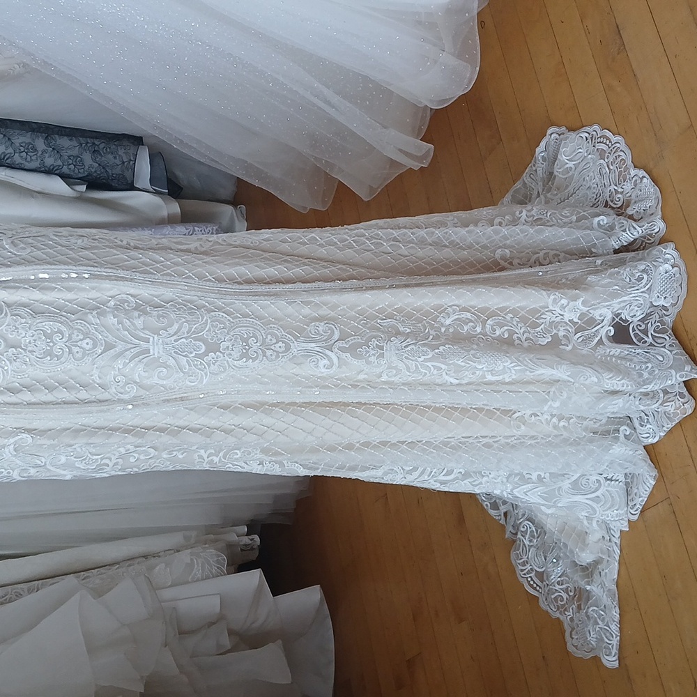Unique Wedding Dress - Picture 3 of 6